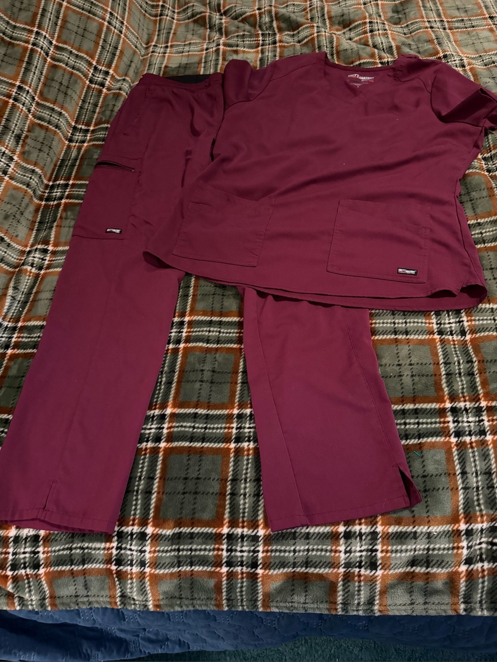 Greys anatomy  barco spx  Scrub Set in wine. Lg top and size medium pants